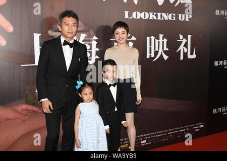 Chinesische Schauspieler, Deng Chao, Links, seine Schauspielerin Frau Sun Li, Rechts, deren Sohn und Tochter besuchen die Premiere für neuen Film 'Oben' in Shanghai. Stockfoto