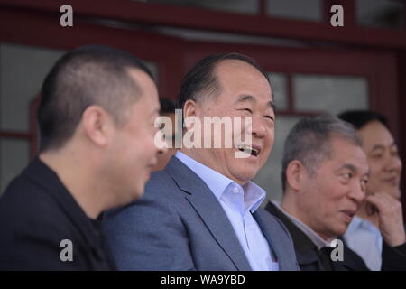 Chinesische Schriftsteller Mo Yan, Preisträger der Literaturnobelpreis 2012, besucht eine High School in Fenyang City, North China Provinz Shanxi, 16. Mai 2019. Stockfoto