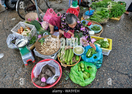 My Tho, Vietnam - 9. August: eine Frau verkauft Obst und Gemüse auf der Straße Markt am 9. August 2018 in My Tho, Vietnam. Stockfoto