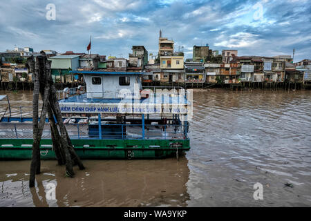 My Tho, Vietnam - 9. August: Häuser am Ufer des Mekong am 9. August 2018 in My Tho, Vietnam. Stockfoto