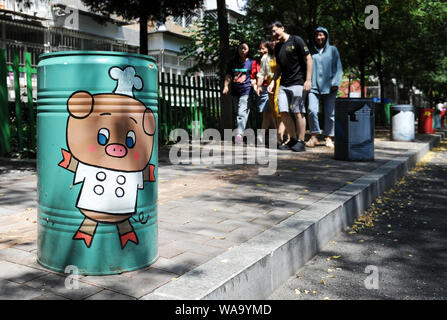 Hunderte von Mülleimer mit Comicfiguren und Tipps für Müll Einstufung und gesunden Menschenverstand abgedeckt werden in Haidian District, Beijing, China Stockfoto