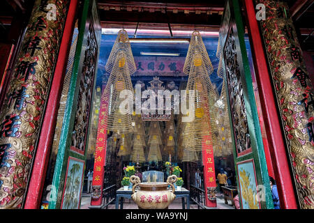 Can Tho, Vietnam - 11. August: die Menschen in Ong Tempel beten am 11. August 2018 in Hanoi, Vietnam. Stockfoto