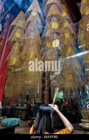 Can Tho, Vietnam - 11. August: die Menschen in Ong Tempel beten am 11. August 2018 in Hanoi, Vietnam. Stockfoto