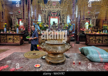 Can Tho, Vietnam - 11. August: die Menschen in Ong Tempel beten am 11. August 2018 in Hanoi, Vietnam. Stockfoto