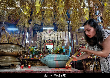 Can Tho, Vietnam - 11. August: die Menschen in Ong Tempel beten am 11. August 2018 in Hanoi, Vietnam. Stockfoto