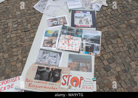 Syrer demonstrieren am Brandenburger Tor am Samstag, den 17. August 2019 gegen die Bombardierungen im Idlib. Stockfoto