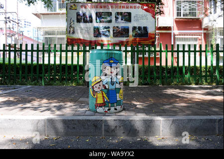 Hunderte von Mülleimer mit Comicfiguren und Tipps für Müll Einstufung und gesunden Menschenverstand abgedeckt werden in Haidian District, Beijing, China Stockfoto