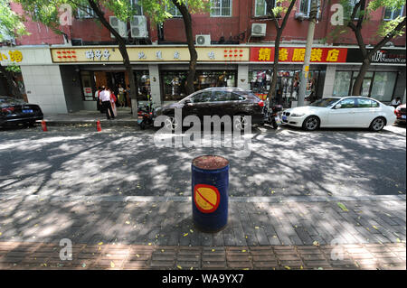 Hunderte von Mülleimer mit Comicfiguren und Tipps für Müll Einstufung und gesunden Menschenverstand abgedeckt werden in Haidian District, Beijing, China Stockfoto