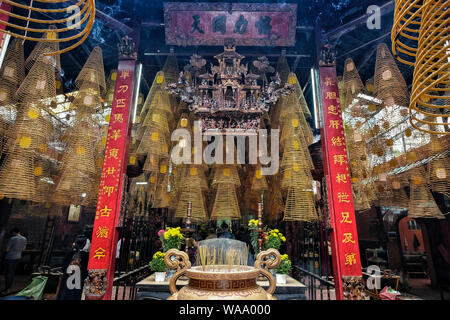 Can Tho, Vietnam - 11. August: die Menschen in Ong Tempel beten am 11. August 2018 in Hanoi, Vietnam. Stockfoto