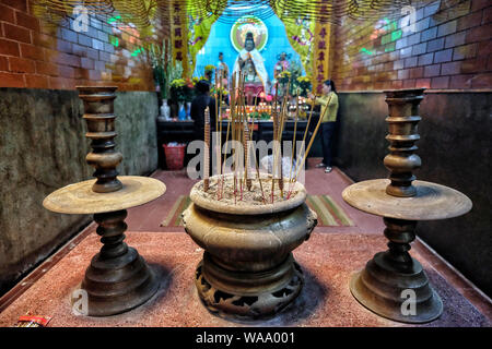 Can Tho, Vietnam - 11. August: die Menschen in Ong Tempel beten am 11. August 2018 in Hanoi, Vietnam. Stockfoto