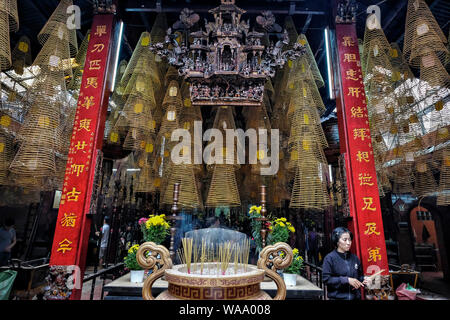 Can Tho, Vietnam - 11. August: die Menschen in Ong Tempel beten am 11. August 2018 in Hanoi, Vietnam. Stockfoto