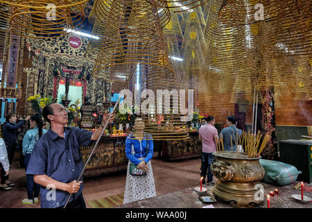 Can Tho, Vietnam - 11. August: die Menschen in Ong Tempel beten am 11. August 2018 in Hanoi, Vietnam. Stockfoto