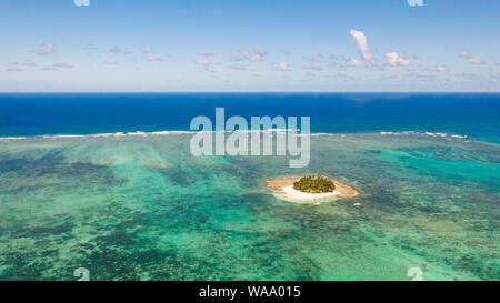 Guyam Insel Siargao, Philippinen. Kleine Insel mit Palmen und weißem Sandstrand. Die philippinischen Inseln. Stockfoto