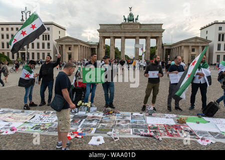 Syrer demonstrieren am Brandenburger Tor am Samstag, den 17. August 2019 gegen die Bombardierungen im Idlib. Stockfoto