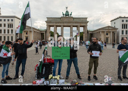 Syrer demonstrieren am Brandenburger Tor am Samstag, den 17. August 2019 gegen die Bombardierungen im Idlib. Stockfoto