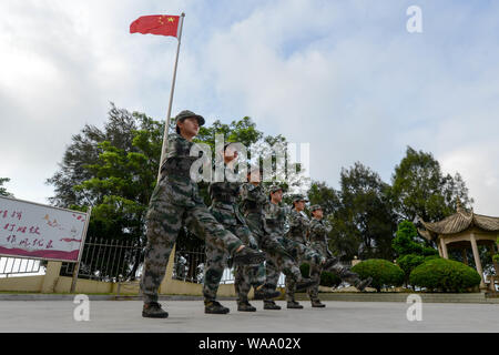 Weibliche Soldaten sind im Einsatz bei der Miliz Außenposten im Yuhuan County, Taizhou City, der ostchinesischen Provinz Zhejiang, 31. Juli 2019. Zwölf Frauen, unter w Stockfoto