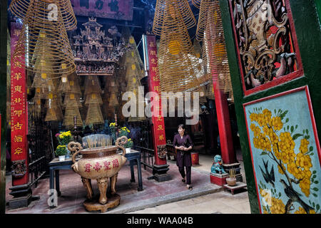 Can Tho, Vietnam - 11. August: die Menschen in Ong Tempel beten am 11. August 2018 in Hanoi, Vietnam. Stockfoto