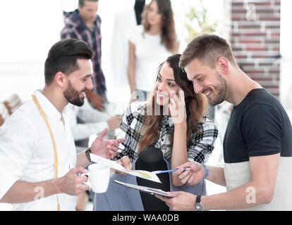 Designer über das Design der männlichen Anzug Stockfoto