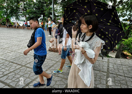 Nha Trang, Vietnam 15 August: Touristen, die Po Nagar Cham Türme, am 15. August 2018 in Nha Trang, Vietnam. Stockfoto