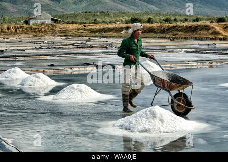 Nha Trang, Vietnam - 16. August: Männer Salz in Stapeln auf dem Hon Khoi Salz Felder am 16. August 2018 in Nha Trang, Vietnam. Stockfoto