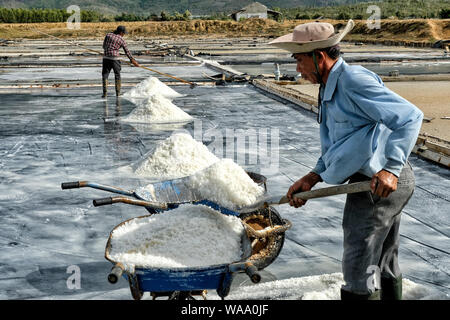 Nha Trang, Vietnam - 16. August: Männer Salz in Stapeln auf dem Hon Khoi Salz Felder am 16. August 2018 in Nha Trang, Vietnam. Stockfoto