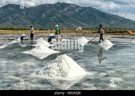 Nha Trang, Vietnam - 16. August: Männer Salz in Stapeln auf dem Hon Khoi Salz Felder am 16. August 2018 in Nha Trang, Vietnam. Stockfoto