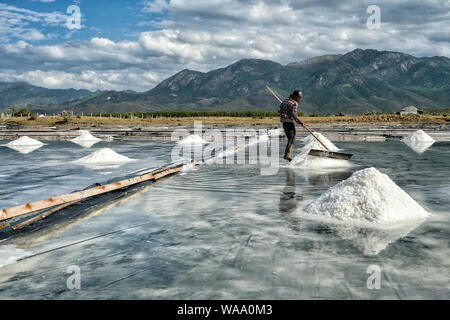 Nha Trang, Vietnam - 16. August: Männer Salz in Stapeln auf dem Hon Khoi Salz Felder am 16. August 2018 in Nha Trang, Vietnam. Stockfoto