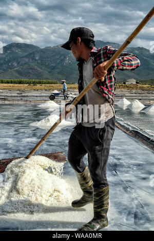 Nha Trang, Vietnam - 16. August: Männer Salz in Stapeln auf dem Hon Khoi Salz Felder am 16. August 2018 in Nha Trang, Vietnam. Stockfoto