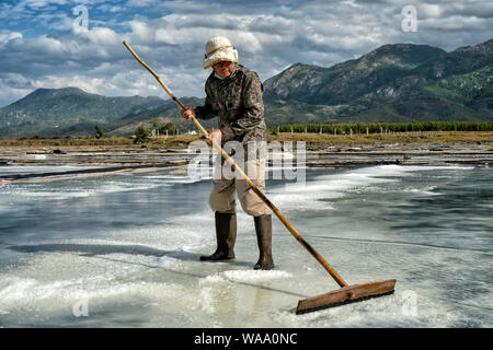 Nha Trang, Vietnam - 16. August: Männer Salz in Stapeln auf dem Hon Khoi Salz Felder am 16. August 2018 in Nha Trang, Vietnam. Stockfoto