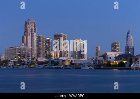 Sonnenuntergang über luxuriöse Apartments und Häuser am Wasser Gold Coast, Queensland, Australien Stockfoto