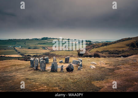 Dunkle Wolken über die standing stones von Drombeg Steinkreis in der Nähe von Glandore im County Cork in Irland Stockfoto