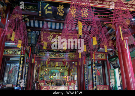 Innenraum der Hoa Van Le Nghia Tempel in Hoi An, Vietnam. Stockfoto