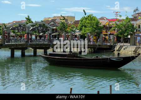 Hoi An, Vietnam - 17. August: Brücke über den Thu Bon Fluss mit Touristen und Einheimischen Menschen am 17. August 2018 in Hoi An, Vietnam. Stockfoto