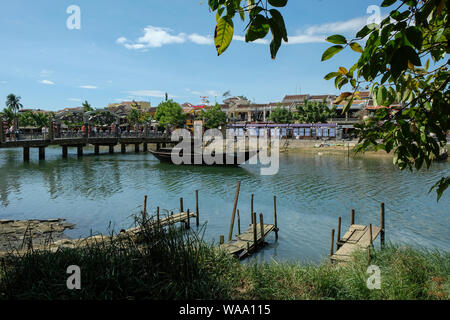 Hoi An, Vietnam - 17. August: Brücke über den Thu Bon Fluss mit Touristen und Einheimischen Menschen am 17. August 2018 in Hoi An, Vietnam. Stockfoto