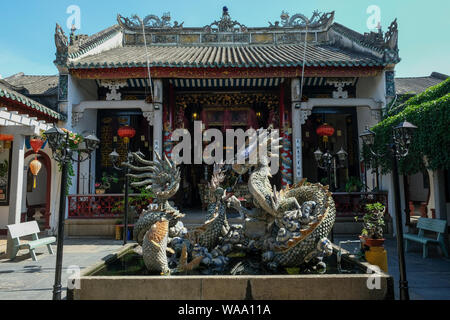 Hoi An, Vietnam - 17. August: Dragon Brunnen an der kantonesischen Aula (Quang Trieu) am 17. August 2018 in Hoi An, Vietnam. Stockfoto