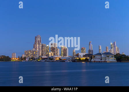 Sonnenuntergang über luxuriöse Apartments und Häuser am Wasser Gold Coast, Queensland, Australien Stockfoto