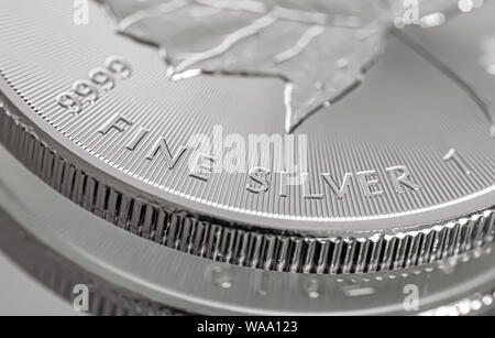 Makro Nahaufnahme eines 999% Silber kanadische Maple Leaf Gold Münze Stockfoto