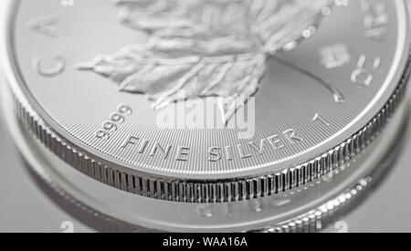 Makro Nahaufnahme eines 999% Silber kanadische Maple Leaf Gold Münze Stockfoto
