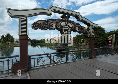 Hoi An, Vietnam - 17. August: Brücke über den Thu Bon Fluss mit Touristen und Einheimischen Menschen am 17. August 2018 in Hoi An, Vietnam. Stockfoto