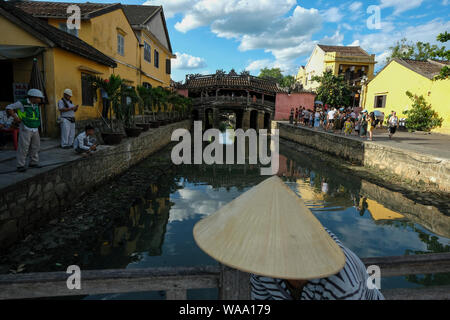 Hoi An, Vietnam - 17. August: Touristen auf die japanische Brücke am 17. August 2018 in Hoi An, Vietnam. Stockfoto