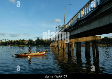 Hoi An, Vietnam - 17. August: vietnamesische Fischer sammelt eine Schalentiere in den Thu Bon Fluss am 17. August 2018 in Hoi An, Vietnam. Stockfoto