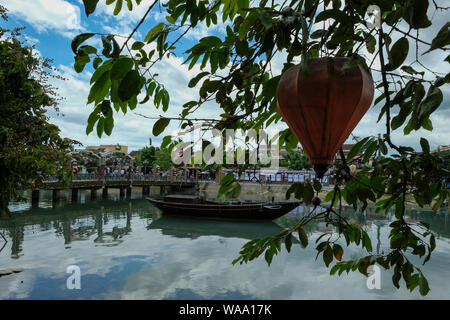 Hoi An, Vietnam - 17. August: Brücke über den Thu Bon Fluss mit Touristen und Einheimischen Menschen am 17. August 2018 in Hoi An, Vietnam. Stockfoto