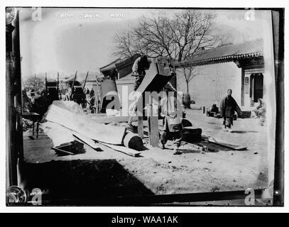 China, Sägen von Holz Stockfoto