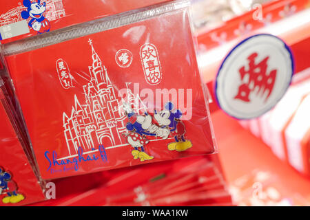 Mickey Mouse - thematische Reihen mit Shanghai Dialekt sind für den Verkauf in der Shanghai Disneyland an der Shanghai Disney Resort in Shanghai, China, 11. Juli Stockfoto