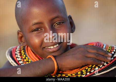 Schöne Samburu tribal Mädchen mit Ocker- und Halskette in Archers Post, Kenia. Stockfoto