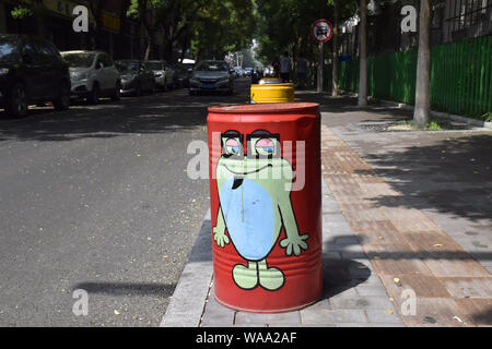 Hunderte von Mülleimer mit Comicfiguren und Tipps für Müll Einstufung und gesunden Menschenverstand abgedeckt werden in Haidian District, Beijing, China Stockfoto