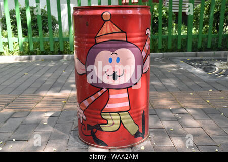 Hunderte von Mülleimer mit Comicfiguren und Tipps für Müll Einstufung und gesunden Menschenverstand abgedeckt werden in Haidian District, Beijing, China Stockfoto