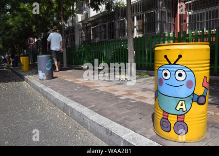 Hunderte von Mülleimer mit Comicfiguren und Tipps für Müll Einstufung und gesunden Menschenverstand abgedeckt werden in Haidian District, Beijing, China Stockfoto