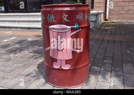 Hunderte von Mülleimer mit Comicfiguren und Tipps für Müll Einstufung und gesunden Menschenverstand abgedeckt werden in Haidian District, Beijing, China Stockfoto