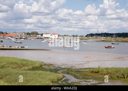 Woodbridge Hafen und Tide Mühle am Fluss Deben, Suffolk, East Anglia, England, Großbritannien Stockfoto